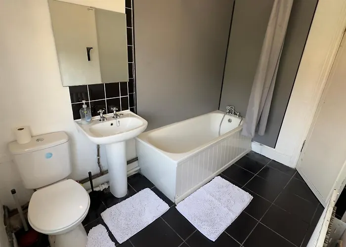 Spacious 3 Homestay Bristol